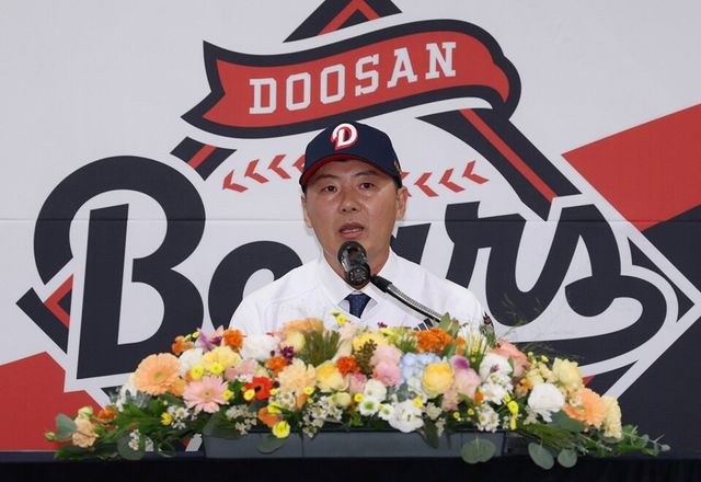 김원형 감독이 취임식 후 기자회견에서 발언하고 있다. / 두산 베어스 제공