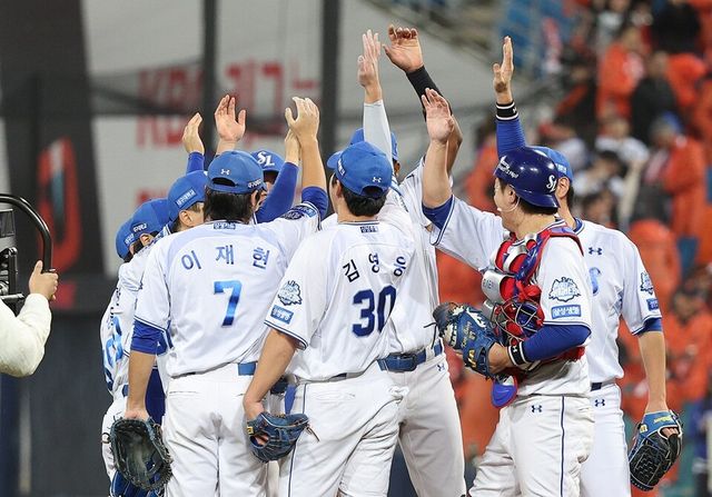 삼성 선수단이 마운드에 모여 승리를 축하하고 있다. /연합뉴스