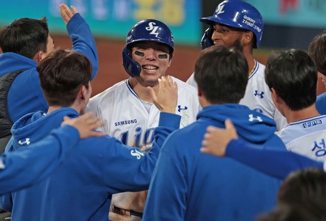 김영웅이 3점 홈런을 친 뒤 동료들과 기뻐하고 있다. /삼성 라이온즈 제공