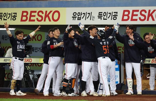 한화 선수단이 문현빈의 3점 홈런에 기뻐하고 있다. /연합뉴스