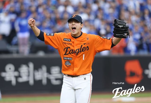 문동주가 홈팬들을 바라보며 포효하고 있다. /한화 이글스 제공