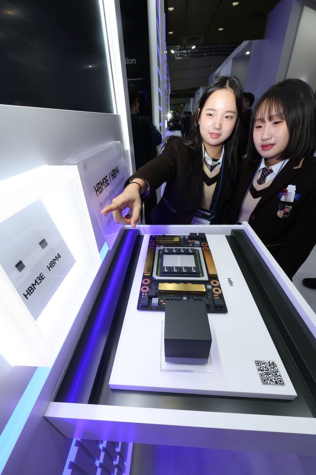 22일 서울 강남구 코엑스에서 열린 ‘반도체대전(SEDEX) 2025’에 마련된 삼성전자 부스에 6세대 고대역폭 메모리인 HBM4와 HBM3E 실물이 전시돼있다. / 연합뉴스
