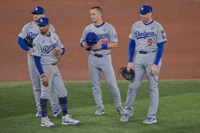 다저스 내야진이 6회 투수 교체 중 모여 이야기 나누고 있다. /연합뉴스