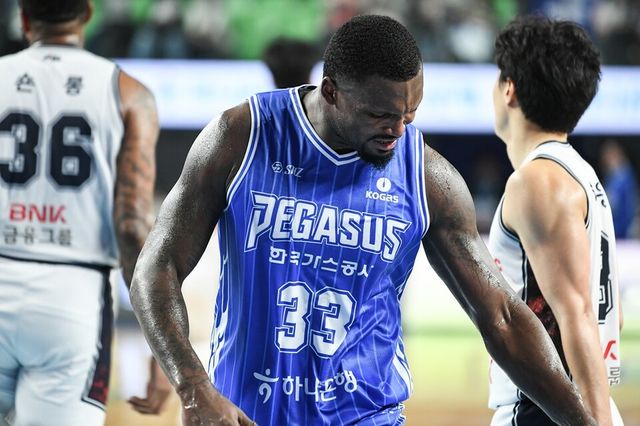 퍼킨스가 아쉬워하고 있다. /KBL 제공