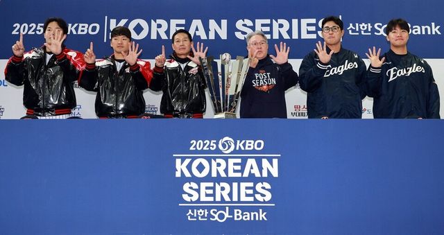 임찬규(왼쪽부터), 박해민, 염경엽 감독, 김경문 감독, 채은성, 정우주가&nbsp;이번 시리즈를 몇 차전까지 치를 것인지 손가락으로 표현하고 있다. /연합뉴스