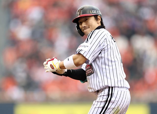 프로야구 LG 트윈스가 73.2%의 확률과 함께 우승 트로피 재탈환을 향한 첫발을 내디뎠다. /연합뉴스