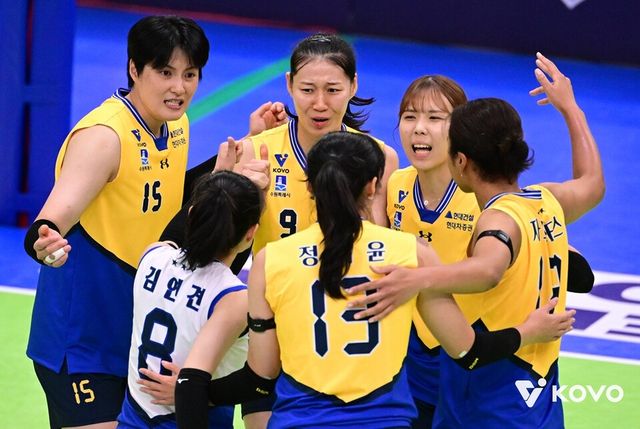 현대건설 선수단이 둥글게 모여 이야기 나누고 있다. /KOVO 제공