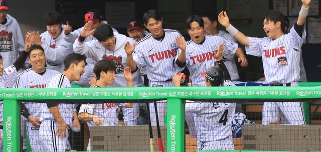 프로야구 LG 트윈스가 73.2%의 확률과 함께 우승 트로피 재탈환을 향한 첫발을 내디뎠다. /연합뉴스