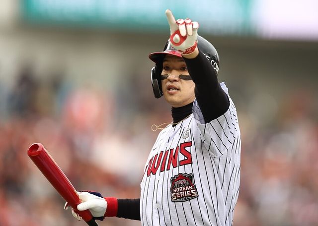 박해민이 한국시리즈 1차전에서 홈런을 친 뒤 기뻐하고 있다. /연합뉴스