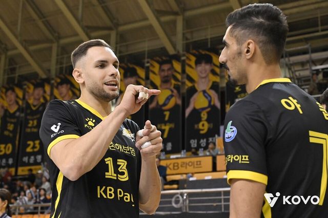 비예나(왼쪽)와 야쿱이 이야기를 나누고 있다. /KOVO 제공