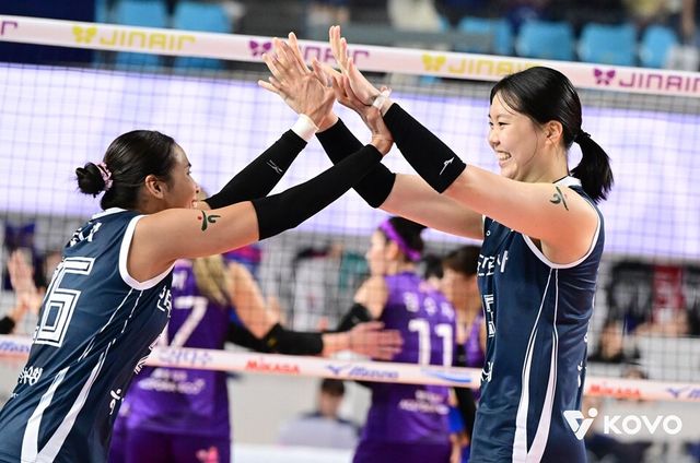 타나차(왼쪽)와 이지윤이 하이파이브하고 있다. /KOVO 제공