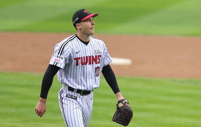 톨허스트가 LG 응원석을 응시하고 있다. /연합뉴스