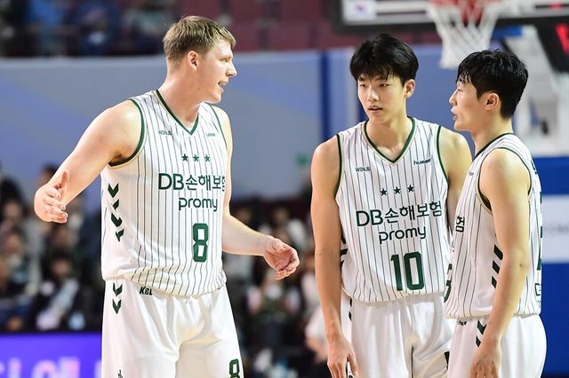 엘런슨(왼쪽)과 김보배가 이야기 나누고 있다. /KBL 제공