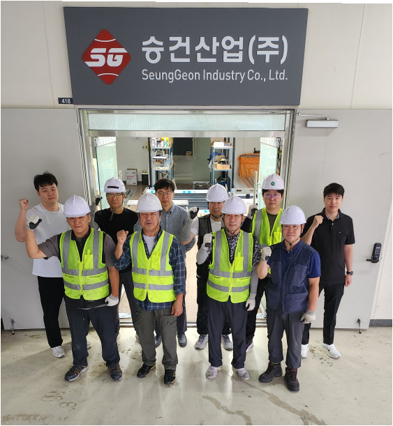 도심 내 침수나 화재와 같은 재난으로부터 국민의 생명을 지키고 있는 승건산업 직원 일동. / 승건산업 제공