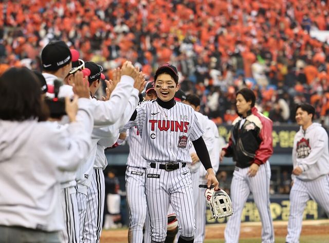 LG 선수단이 KS 1차전 승리 후 기뻐하고 있다. /연합뉴스