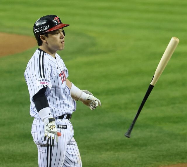 박동원이 KS 2차전 3회 말 2점 홈런을 치고 배트 플립을 선보이고 있다. /연합뉴스