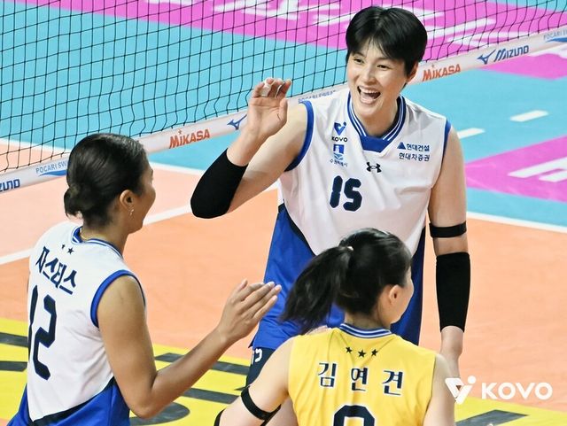 김희진이 팀 동료들을 보며 미소 짓고 있다. /KOVO 제공