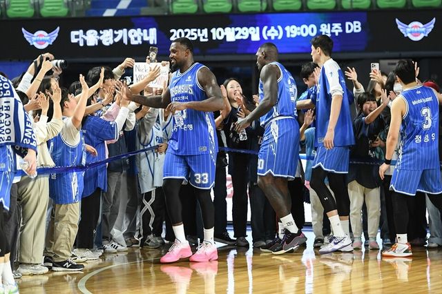 한국가스공사 선수단이 승리 후 홈팬들과 하이파이브를 하고 있다. /KBL 제공