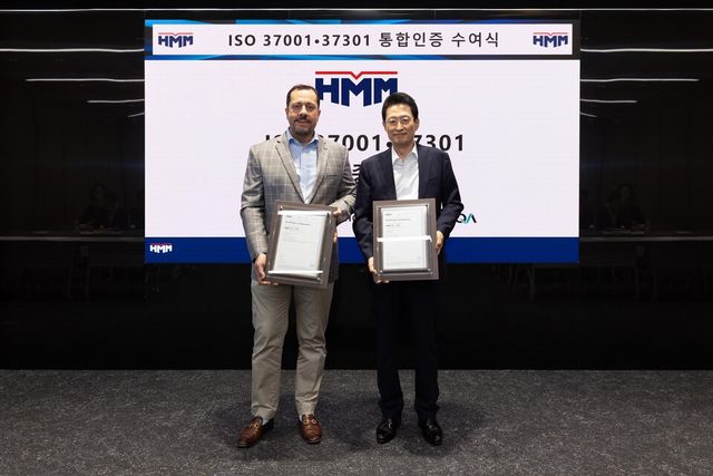 지난 24일 HMM 여의도 사옥에서 개최된 ISO 37001, 37301 인증서 수여식에서 최원혁 HMM 대표이사(오른쪽)와 포티스 캄푸리스 LRQA 아시아·태평양 총괄부사장이 기념사진을 촬영하고 있다./HMM