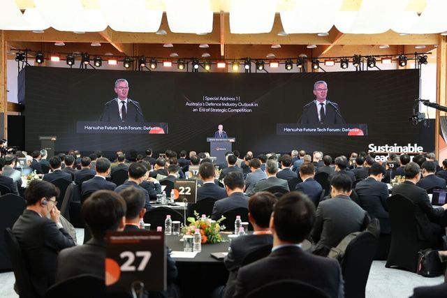 크리스토퍼 파인 전 호주 국방장관이 27일 국립경주박물관에서 진행된 한화 퓨처테크포럼: 방산에서 ‘전략적 경쟁 시대 호주 방위산업 정책 전망’을 주제로 기술 혁신과 국방 산업 간 협력 확대를 통한 국가 안보 강화 방안을 발표하고 있다./한화
