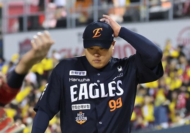 류현진이 3회 마운드를 내려오면서 아쉬워하고 있다. /연합뉴스