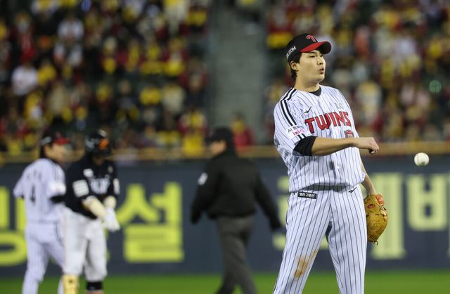  27일 서울 잠실구장에서 열린 2025 신한 SOL 뱅크 KBO리그 한국시리즈 2차전에서 선발 투수로 등판했으나 고전한 임찬규. /연합뉴스