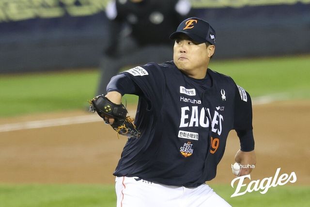 류현진이 KS 2차전 등판해 투구하고 있다. /한화 이글스 제공