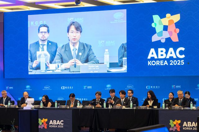 이규호 코오롱그룹 부회장이 27일 부산에서 열린 2025 APEC 기업인자문위원회(ABAC) 제4차 회의에서 바이오헬스케어 워킹그룹(BHWG) 의장으로 회의를 주재하고 있다./ 코오롱그룹&nbsp;