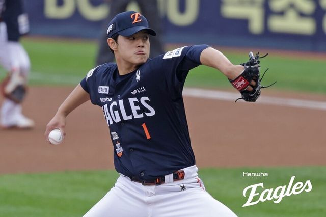 문동주가 KS 1차전 등판해 투구하고 있다. /한화 이글스 제공