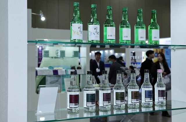사진은 경기도 고양시 킨텍스에서 열린 '2025 수출 붐업 코리아 위크'에서 수출 상품으로 전시된 소주./연합뉴스.