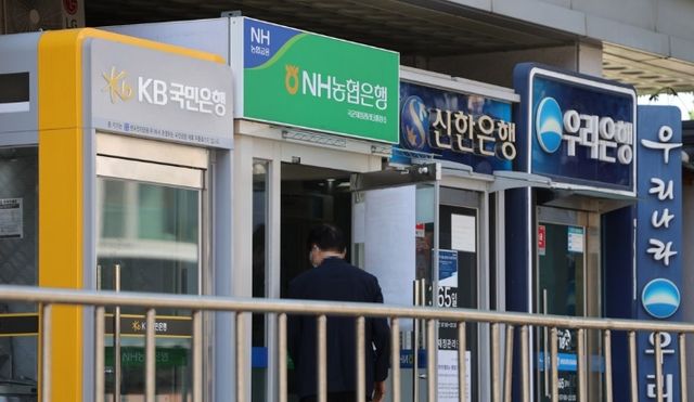 최근 5년간 5대 시중은행이 법률자문비로 지출한 금액이 총 2375억 원에 달한 것으로 나타났다. / 연합뉴스