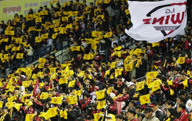 27일 서울 잠실야구장에서 열린 2025 프로야구 한국시리즈 LG 트윈스와 한화 이글스의 2차전. 관중이 가득 들어찬 모습이다. /연합뉴스