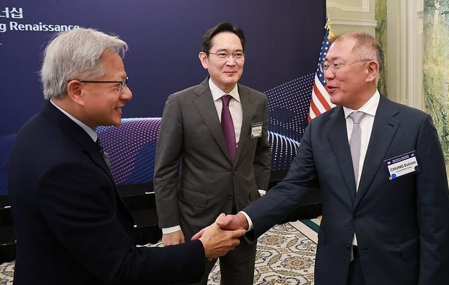 젠슨 황과 인사나누는 이재용 정의선 회장. / 연합뉴스