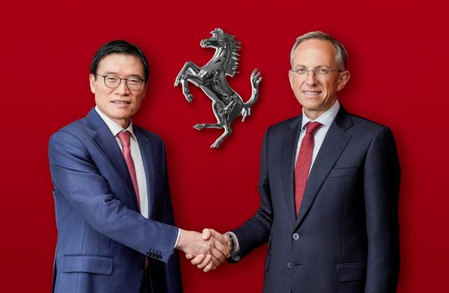 한국을 방문한 베네데토 비냐 페라리&nbsp;CEO(오른쪽)와 김광철&nbsp;FMK&nbsp;대표이사가 기념 촬영을 하고 있다./페라리 코리아