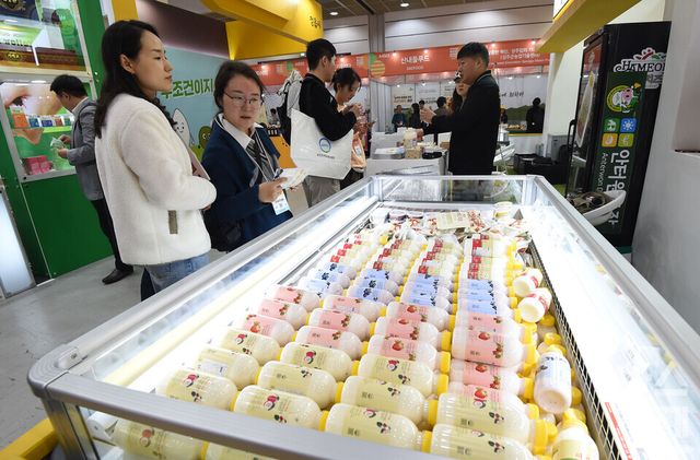 29일 서울 강남구 코엑스에서 2025 푸드위크 코리아가 개막 된 가운데 방문객들이 한 부스서 제품을 살펴보고 있다./ 이호형 기자 leemario@sporbiz.co.kr 2025.10.29