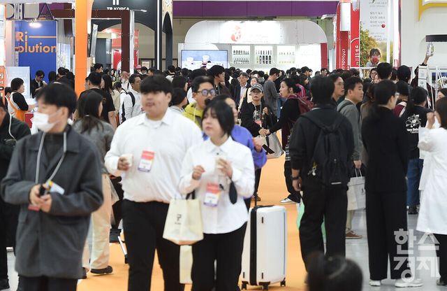 29일 서울 강남구 코엑스에서 2025 푸드위크 코리아 개막 한 가운데 방문객들이 다양한 부스를 둘러보고 있다./ 이호형 기자 leemario@sporbiz.co.kr 2025.10.29