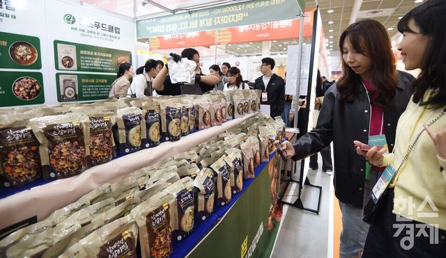 29일 서울 강남구 코엑스에서 2025 푸드위크 코리아가 개막 된 가운데 방문객들이 한 부스서 간편식 제품을 살펴보고 있다./ 이호형 기자 leemario@sporbiz.co.kr 2025.10.29