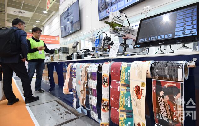 29일 서울 강남구 코엑스에서 2025 푸드위크 코리아 개막 한 가운데 방문객들이 라벨 부착기를 부스를 살펴보고 있다./ 이호형 기자 leemario@sporbiz.co.kr 2025.10.29