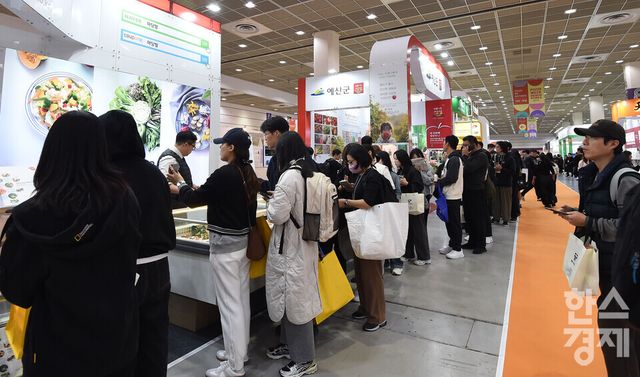 29일 서울 강남구 코엑스에서 2025 푸드위크 코리아가 개막 된 가운데 방문객들이 한 부스서 시식을 위해 줄을 서고 있다./ 이호형 기자 leemario@sporbiz.co.kr 2025.10.29