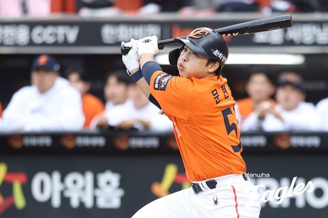문현빈이 스윙하고 있다. /한화 이글스 제공