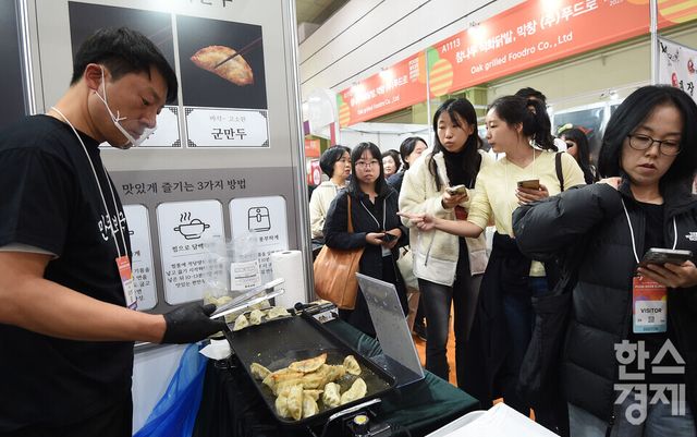 29일 서울 강남구 코엑스에서 2025 푸드위크 코리아가 개막 된 가운데 방문객들이 한 부스서 시식을 위해 줄을 서고 있다./ 이호형 기자 leemario@sporbiz.co.kr 2025.10.29