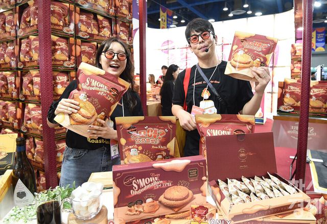 29일 서울 강남구 코엑스에서 2025 푸드위크 코리아 개막 한 가운데 한 부스 관계자가 제품 홍보를 하고 있다./ 이호형 기자 leemario@sporbiz.co.kr 2025.10.29