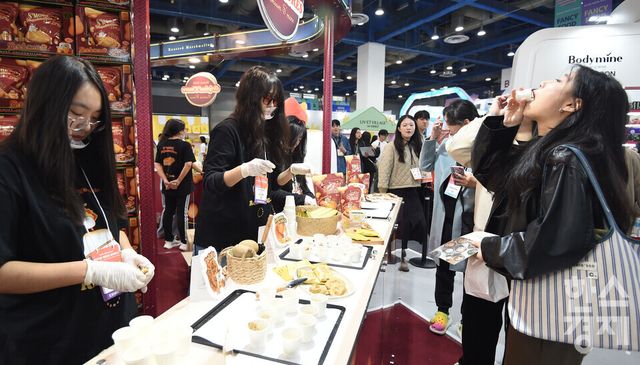 29일 서울 강남구 코엑스에서 2025 푸드위크 코리아가 개막 된 가운데 방문객들이 한 부스서 시식을 하고 있다./ 이호형 기자 leemario@sporbiz.co.kr 2025.10.29