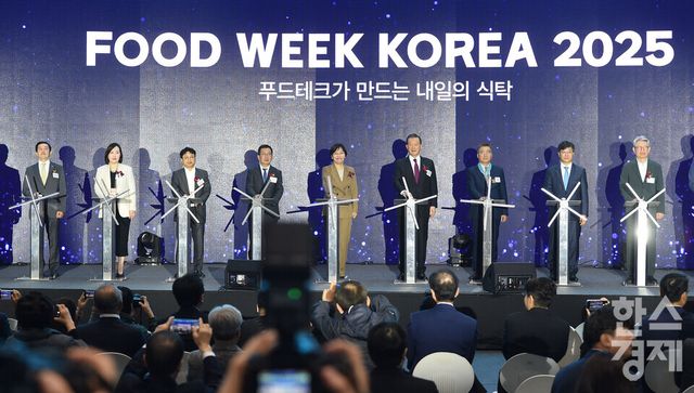 송미령 농림축산식품부 장관(가운데)이 29일 서울 강남구 코엑스에서 열린 2025 푸드위크 코리아 개막식에서 홍문표 한국농수산식품유통공사 사장,조상현 코엑스 사장 등 참석자들과 개막선포 퍼포먼스를 하고 있다./ 이호형 기자 leemario@sporbiz.co.kr 2025.10.29