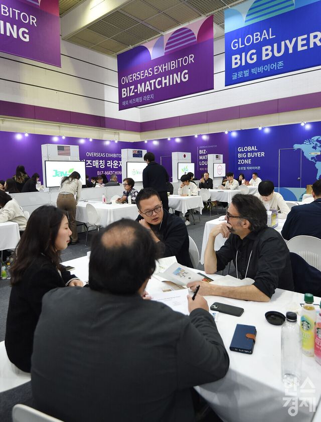 29일 서울 강남구 코엑스에서 2025 푸드위크 코리아가 개막 된 가운데 해외 바이어들이 비즈니스 라운지에서 구매 상담을 하고 있다./ 이호형 기자 leemario@sporbiz.co.kr 2025.10.29