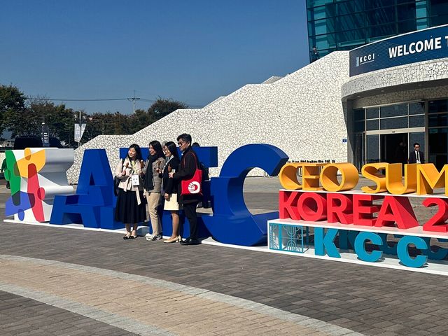 본 '아시아태평양경제협력체(APEC) 최고경영자(CEO) 서밋'이 열리는 경주예술의전당에서 기념사진 촬영 중인&nbsp;