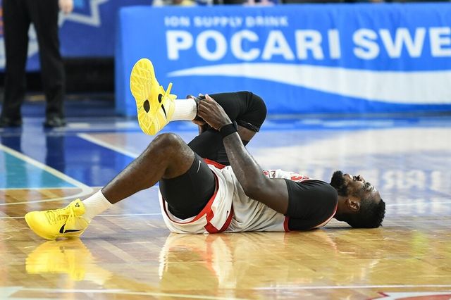 워니가 26일 한국가스공사전 도중 통증을 호소하고 있다. /KBL 제공