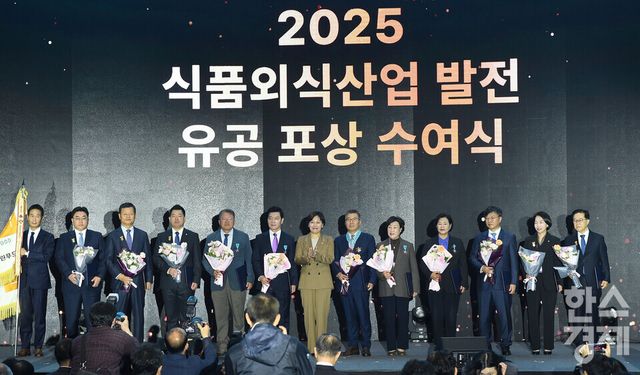 송미령 농림축산식품부 장관(가운데)이 29일 서울 강남구 코엑스에서 열린 2025 푸드위크 코리아 개막식에서 식품외식산업 발전 유공 포상자들과 기념 촬영을 하고 있다./ 이호형 기자 leemario@sporbiz.co.kr 2025.10.29