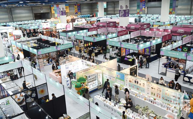 29일 서울 강남구 코엑스에서 2025 푸드위크 코리아 개막 한 가운데 방문객들이 다양한 부스를 둘러보고 있다./ 이호형 기자 leemario@sporbiz.co.kr 2025.10.29