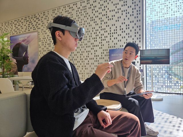 삼성스토어 홍대에서 헤드셋 형태의 모바일 기기 '갤럭시 XR'을 체험하는 모습./삼성전자